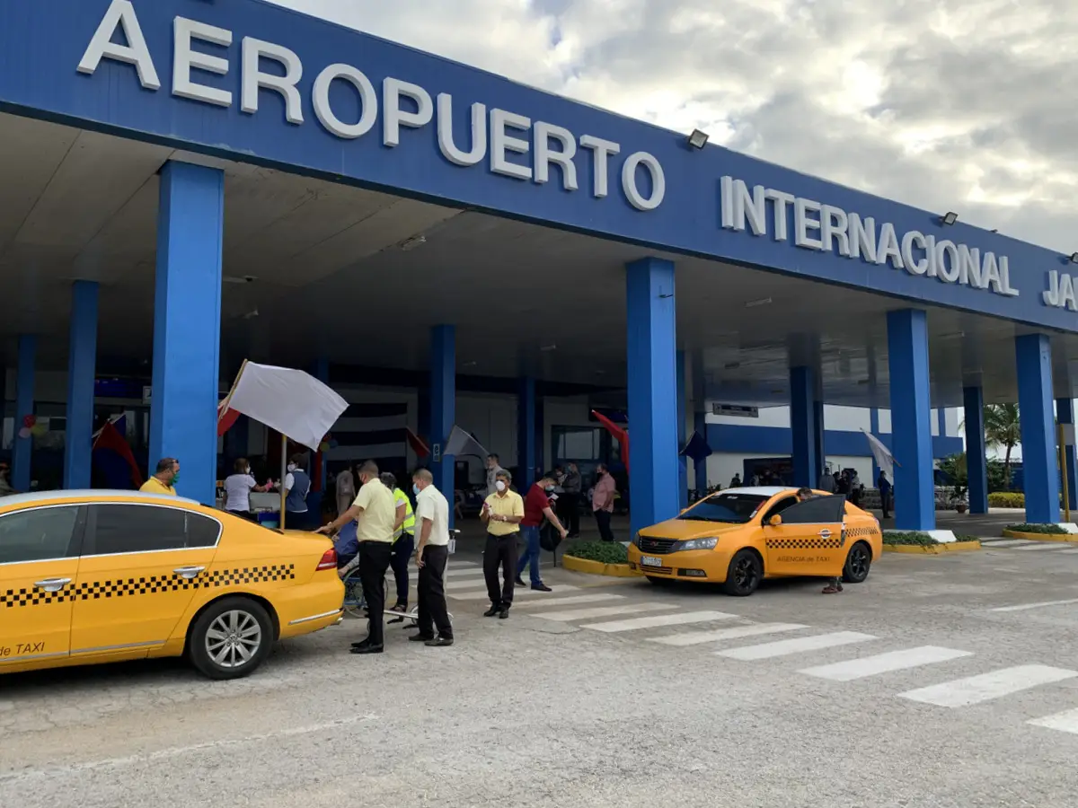 Авиакомпании вывезли с Кубы почти всех организованных российских туристов. Фото. © 