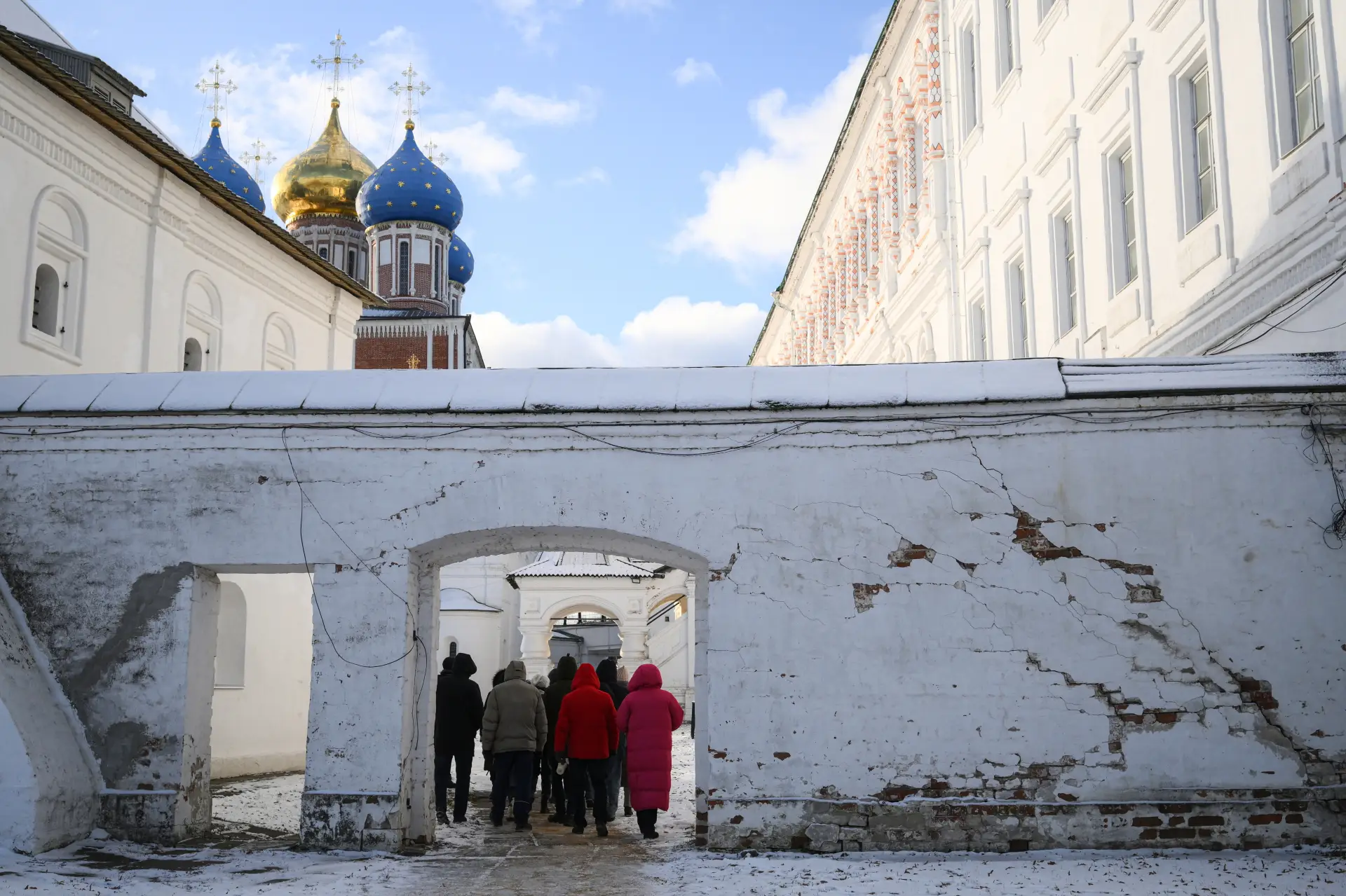 Главное здание Рязанского Кремля временно закрыто для посещения. Фото. Туристы на территории рязанского кремля. © РИА Новости. Пелагия Тихонова