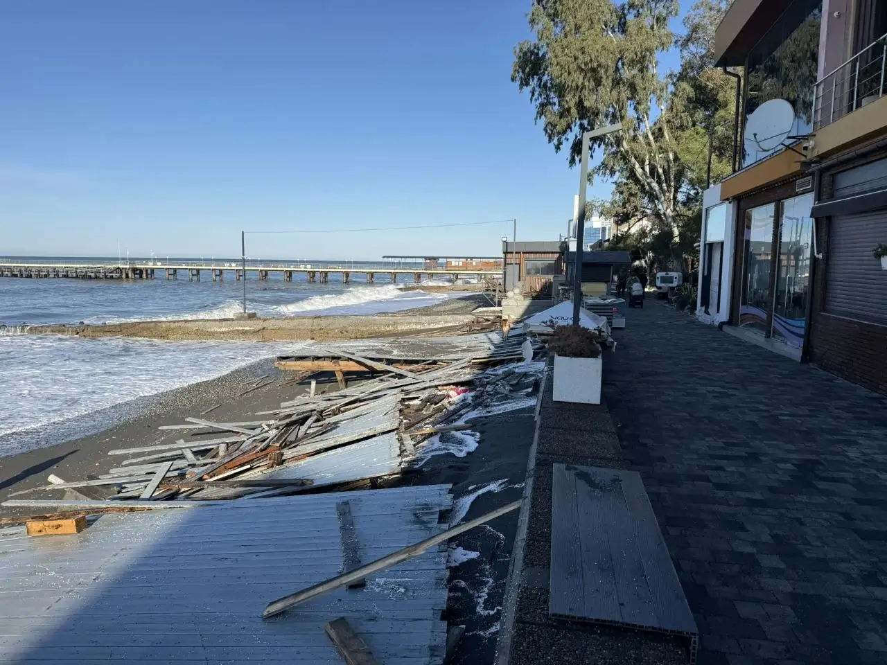 Шторм разрушил ряд набережных Сочи. Фото. © Пресс-служба администрации Сочи. Денис Тарута