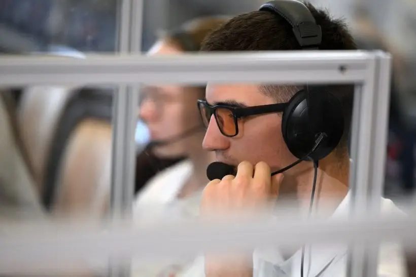 Срочно позвоните в свой банк и сообщите о случившемся. Фото