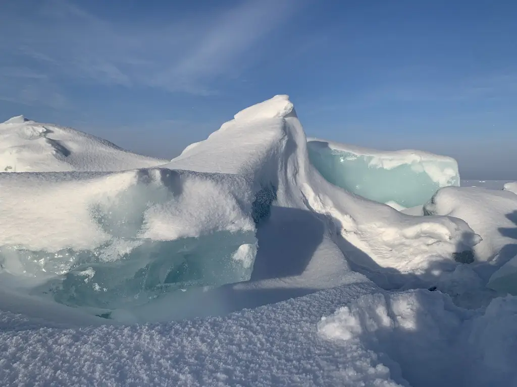 Смертельный лед: безопасны ли экскурсии по Байкалу зимой