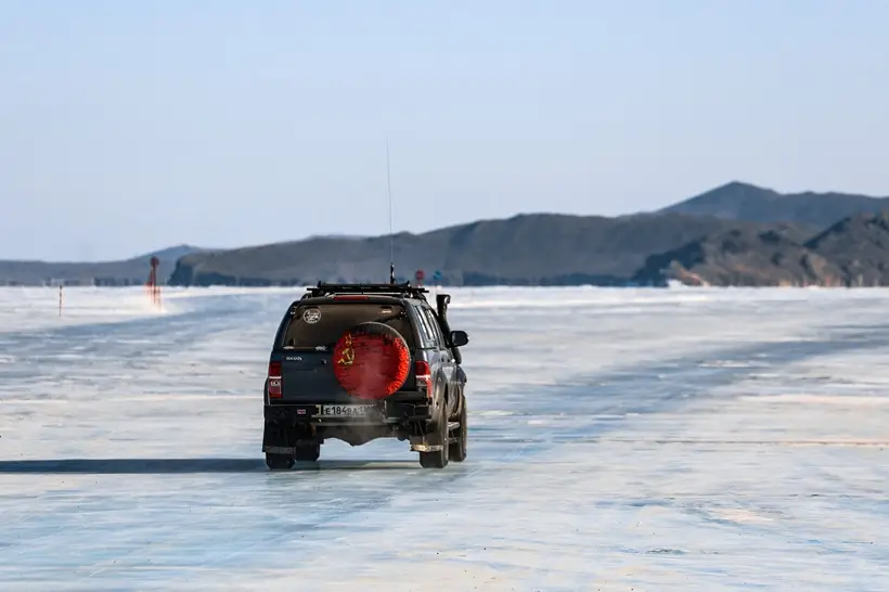 Переправа запущена по льду Байкала на Ольхон. Фото. © РИА Новости. Кирилл Шипицин