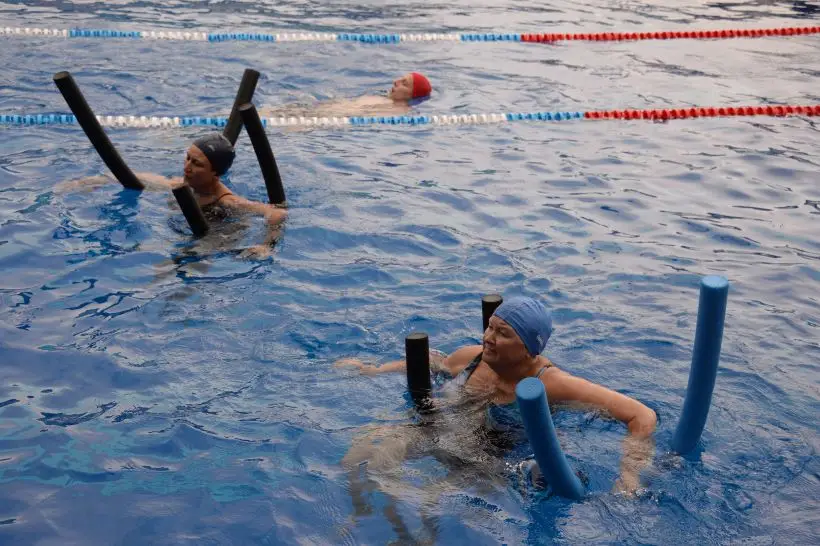 Занятия в бассейне укрепляют все группы мышц, улучшают работу дыхательной системы и кровообращение. Фото