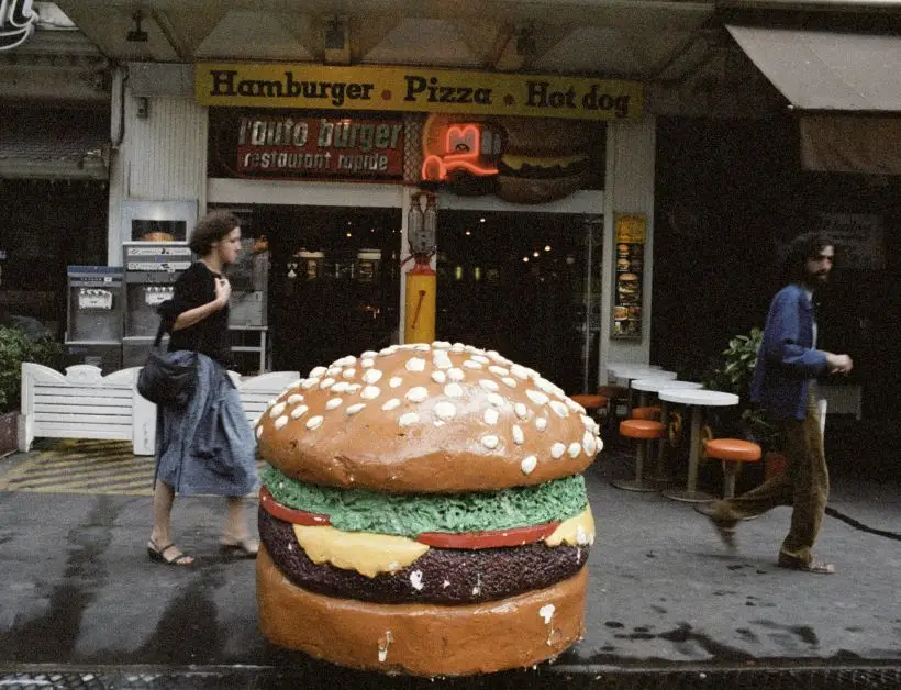 Самый большой в мире гамбургер был приготовлен в 2012 году в Миннесоте. Фото