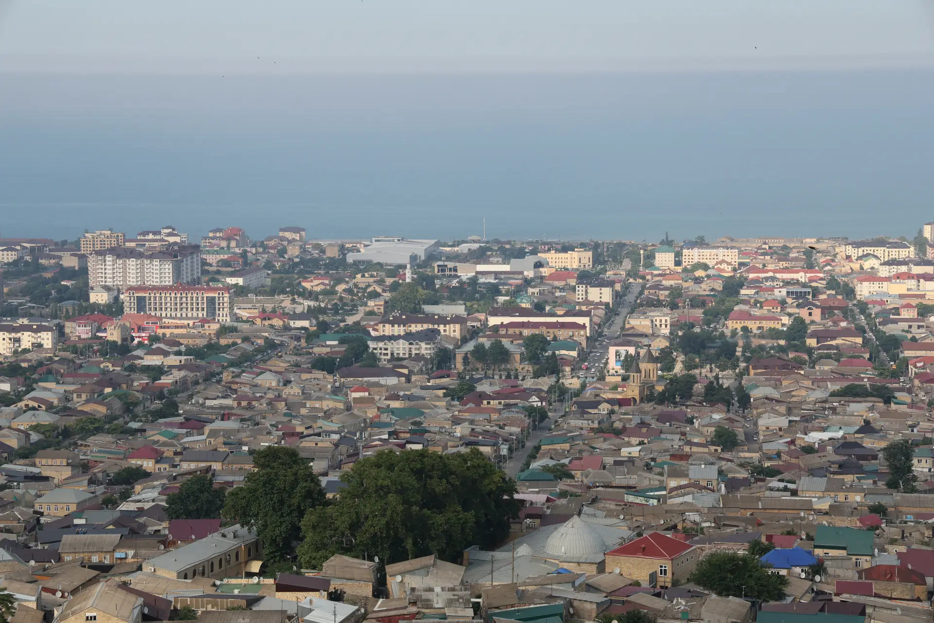 Власти Дагестана планируют завершить строительство Каспийского прибрежного кластера в 2030 году. Фото. Вид на город Дербент из крепости Нарын-Кала. © РИА Новости. Сергей Савостьянов