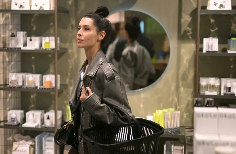 Применять средства с ретинолом можно и для профилактики первых возрастных изменений. Фото