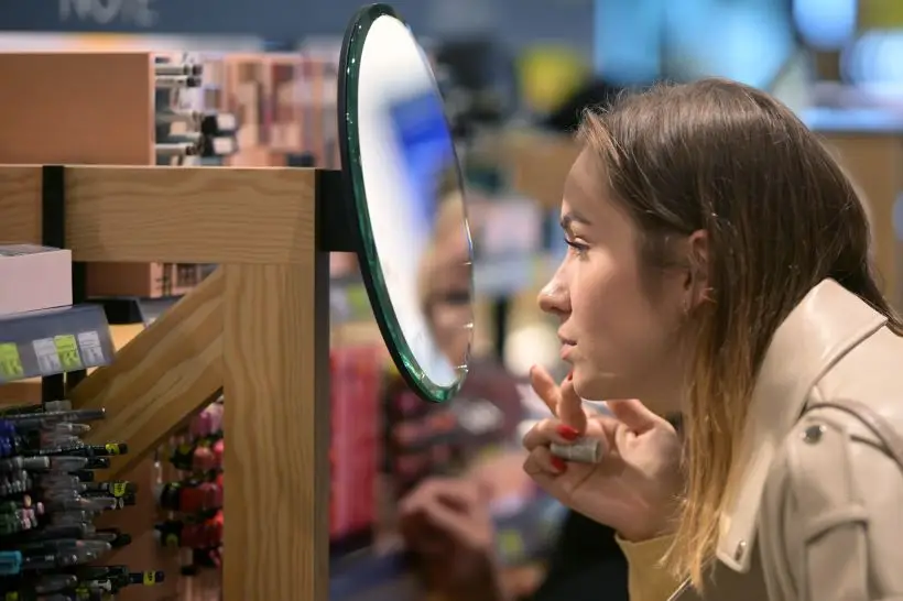 "Приучать" кожу к средствам с ретинолом косметологи советуют постепенно. Фото