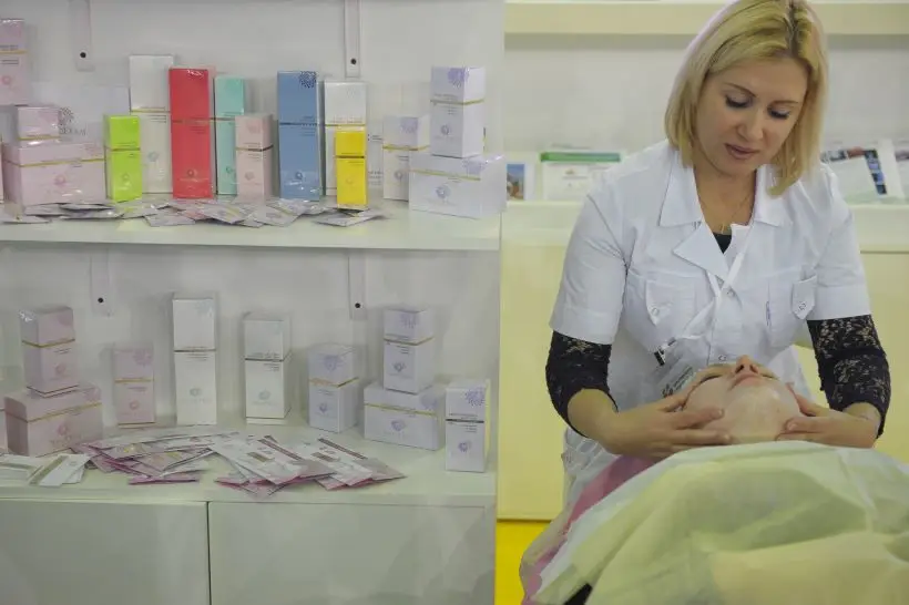 Эффект от применения средств с ретинолом можно заметить уже через 4-8 недель их регулярного использования. Фото