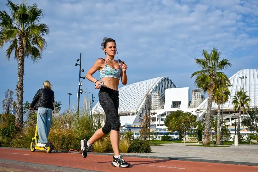 Умеренные занятия спортом стимулируют улучшение кровообращения и усвоение необходимых витаминов и минералов. Фото