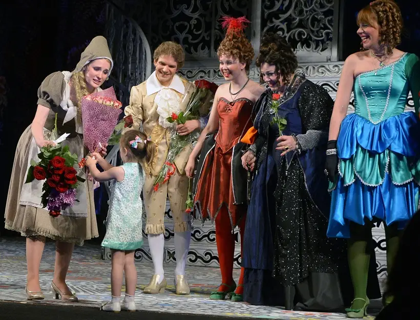 актеры, цветы. Фото