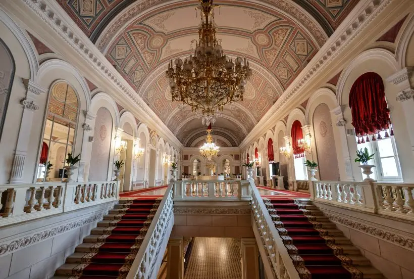 Именно в главном фойе во время антракта собирается публика. Фото