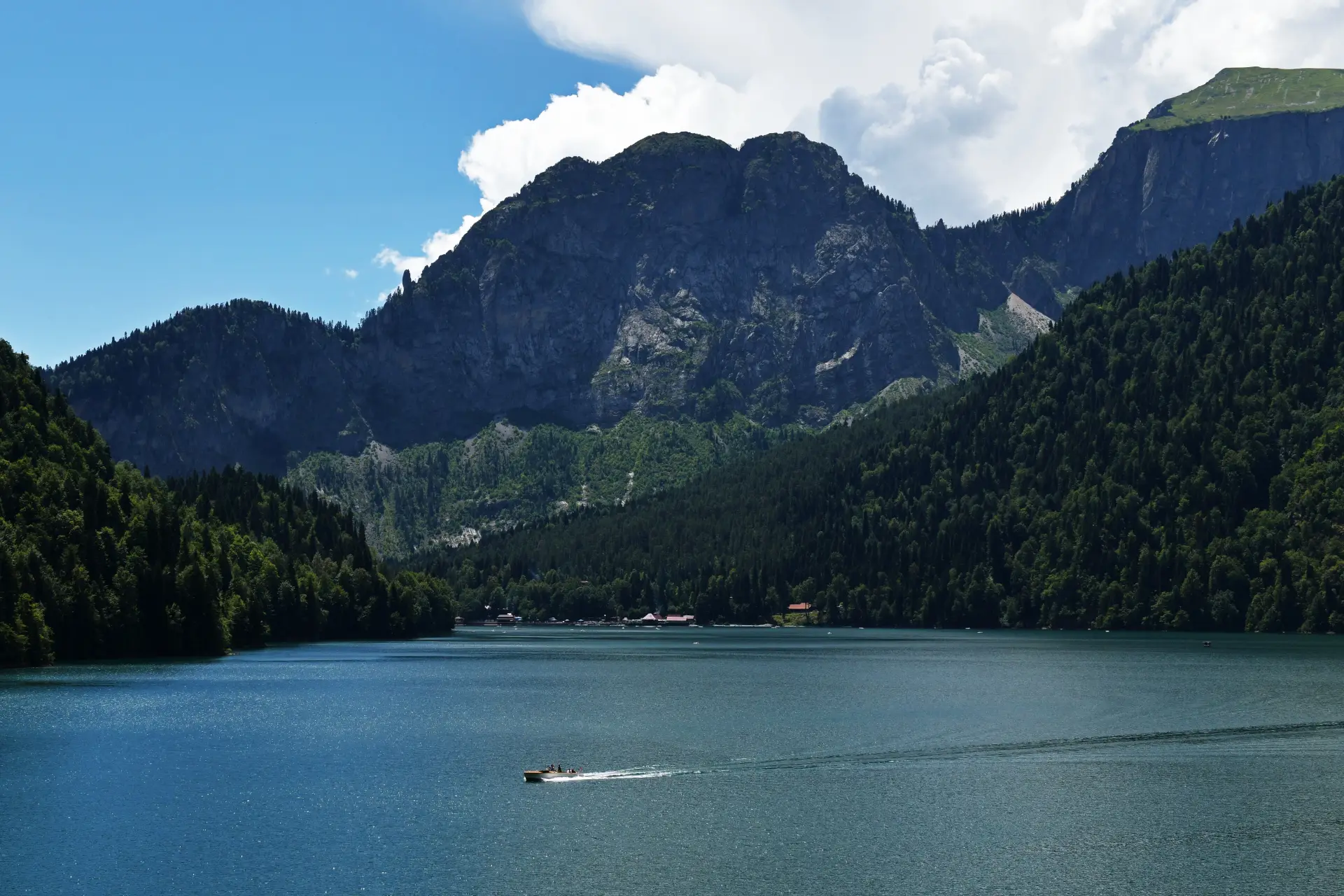 Пропускная способность КПП на границе с Абхазией вырастет в разы после реконструкции. Фото. © РИА Новости. Томас Тхайцук