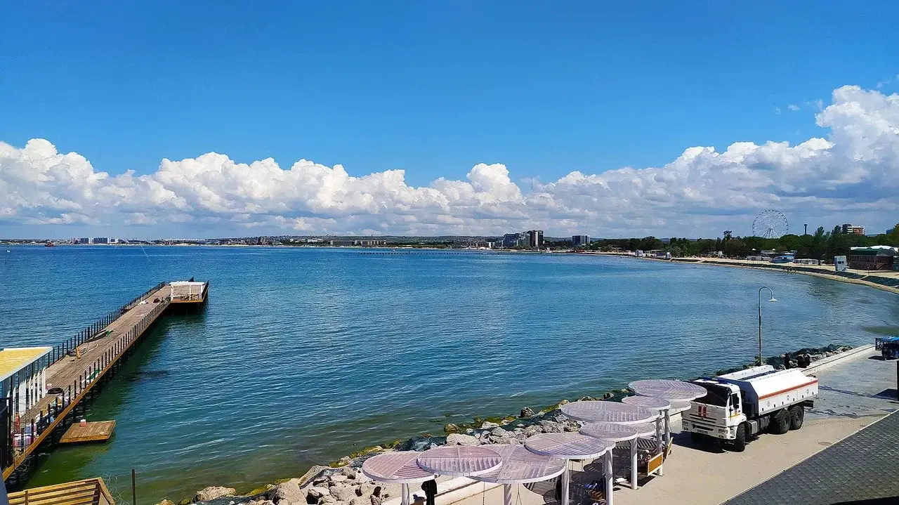 Пляжи Анапы: дата открытия. Как добраться до курорта и что посмотреть летом 2026. Фото. Море Анапы очищено от мазута. © 