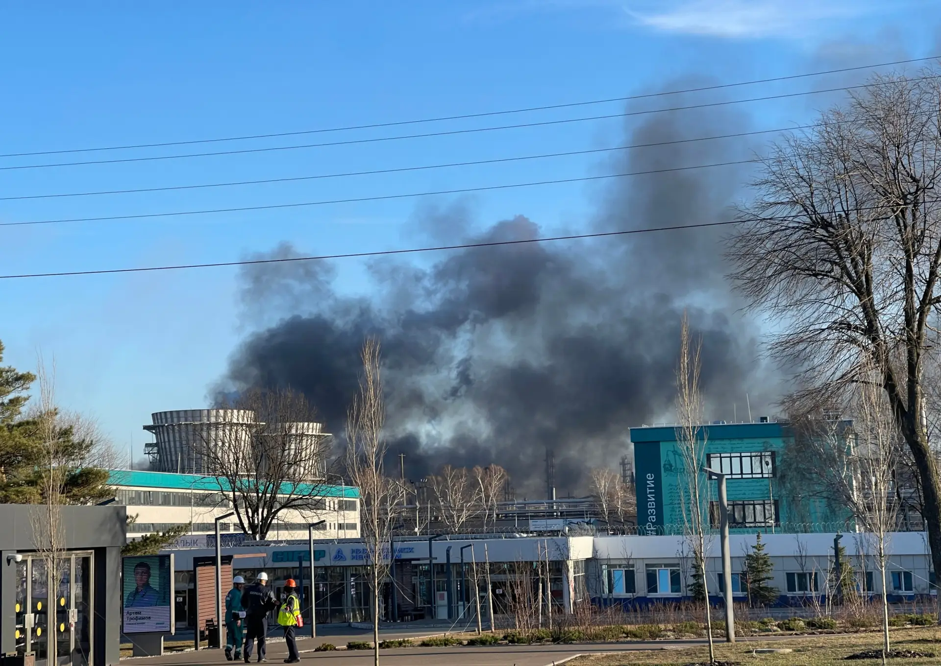 Судьба девяти человек после пожара на НКНХ неизвестна - компания. Фото. © РИА Новости. Стрингер