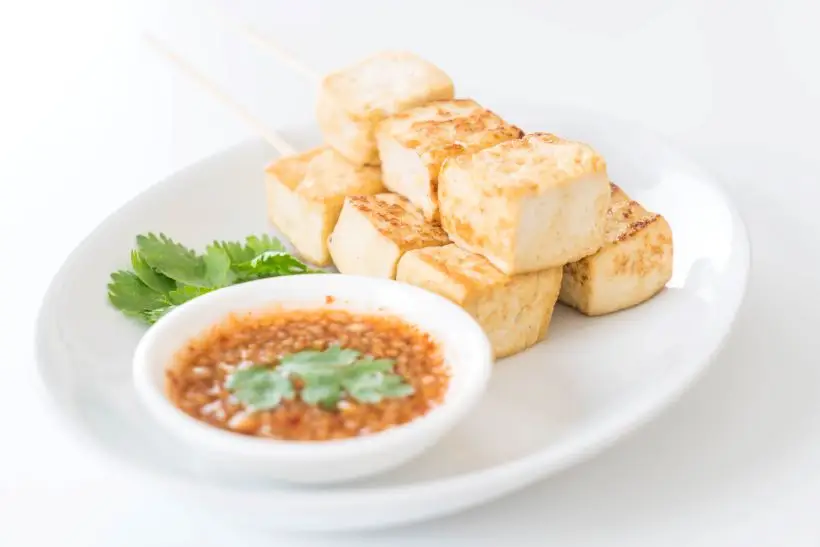 Жареный тофу – вкусное и полезное блюдо. Фото