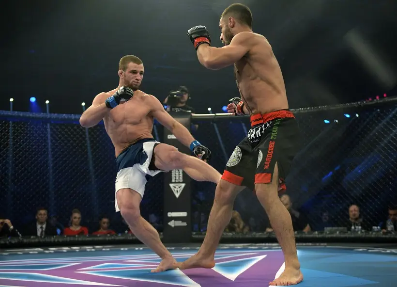 В MMA бойцы комбинируют техники из разных стилей, что делает поединки очень динамичными. Фото