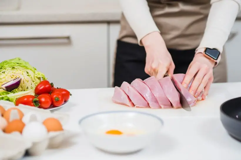 На белковой диете разрешены только нежирные сорта мяса. Фото