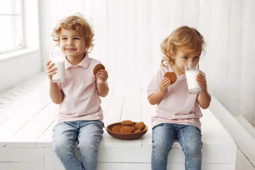 Детям постарше (3-7 лет) больше подойдет ряженка: она вкусная, богата кальцием для роста костей и витамином A для зрения. Фото