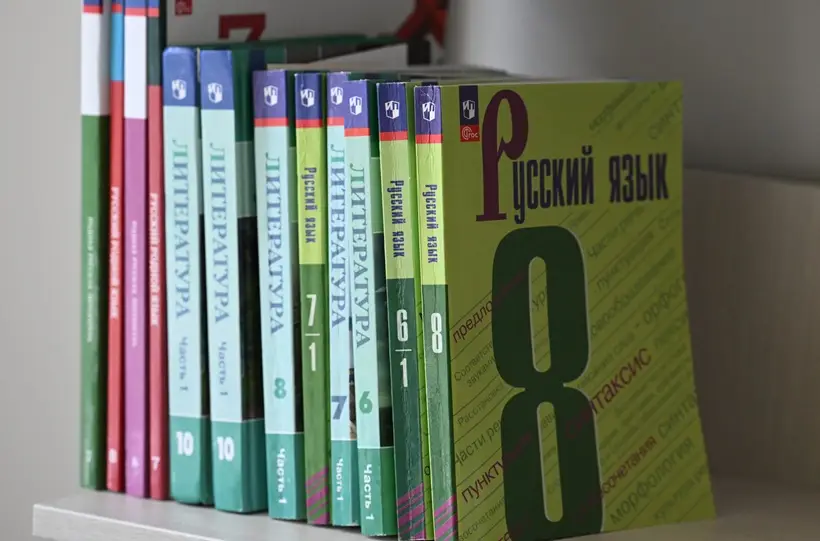 Единые учебники по русскому языку и литературе для 10-11-х классов переданы в Минпросвещения РФ. Фото. © РИА Новости. Максим Богодвид