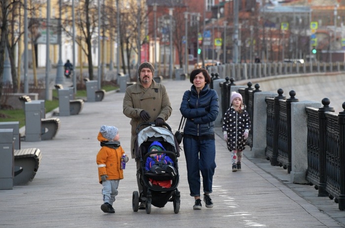 Томский губернатор разрешил прогулки мам с детьми во дворе