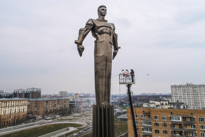 Памятник Юрию Гагарину в Москве помыли ко Дню космонавтики