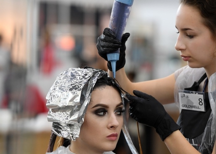 Работа парикмахерских, салонов красоты и ателье возобновится в Волгоградской области с 21 апреля