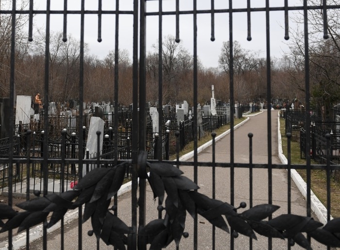 Умерших от COVID-19 в Петербурге хоронят на новом кладбище или кремируют