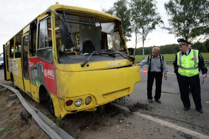 Вахтовый автобус столкнулся с грузовиком в Кузбассе, пятеро госпитализированы