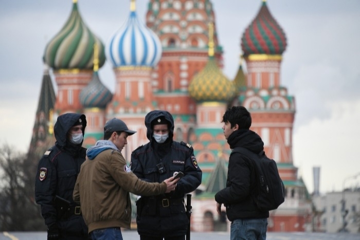 Полицейские будут проверять QR-коды у москвичей на улице