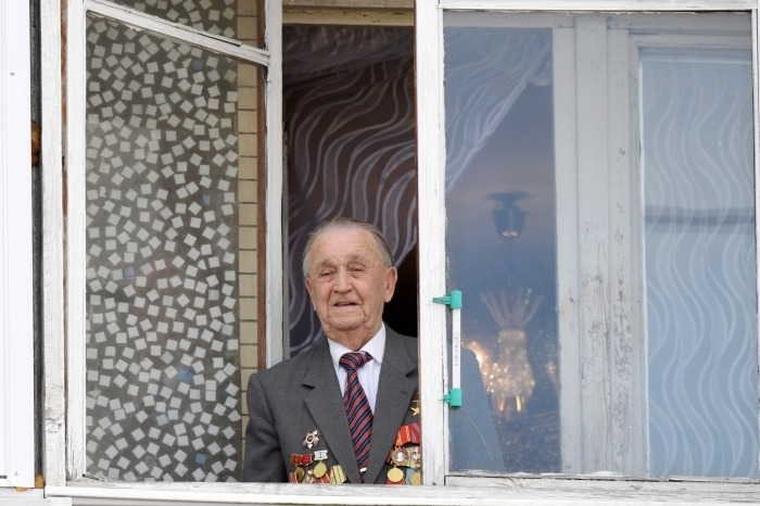 Петербургских ветеранов просят оставаться в День Победы дома