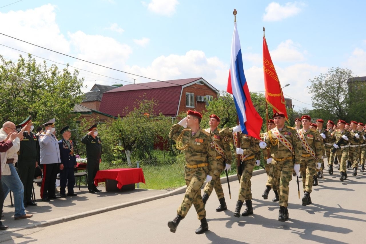 Парады у дома и мини-концерты проходят для ветеранов в Ростове-на-Дону
