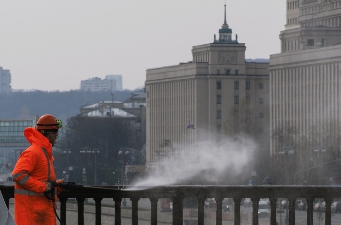 Масштабная дезинфекция всех дорог, парковок и тротуаров прошла в Москве