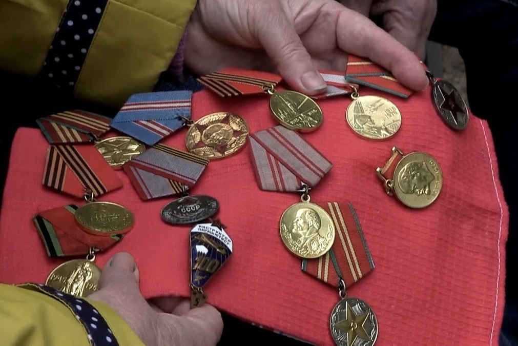 Полицейские в Волгограде вернули утерянные награды потомкам ветерана 