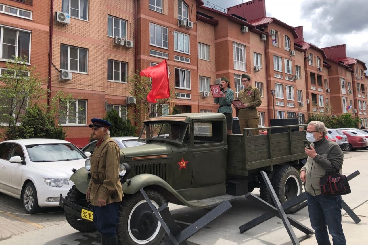 Жители дома в Батайске организовали для ветеранов выставку военной техники и исполнили песню "День Победы"