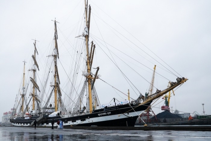 Экипажи барков "Седов" и "Крузенштерн" отпразднуют 9 мая во время кругосветной экспедиции