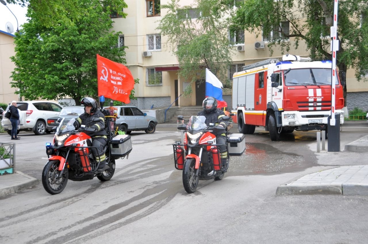 Мини-парад пожарной техники прошел для ветеранов в Ростове-на-Дону
