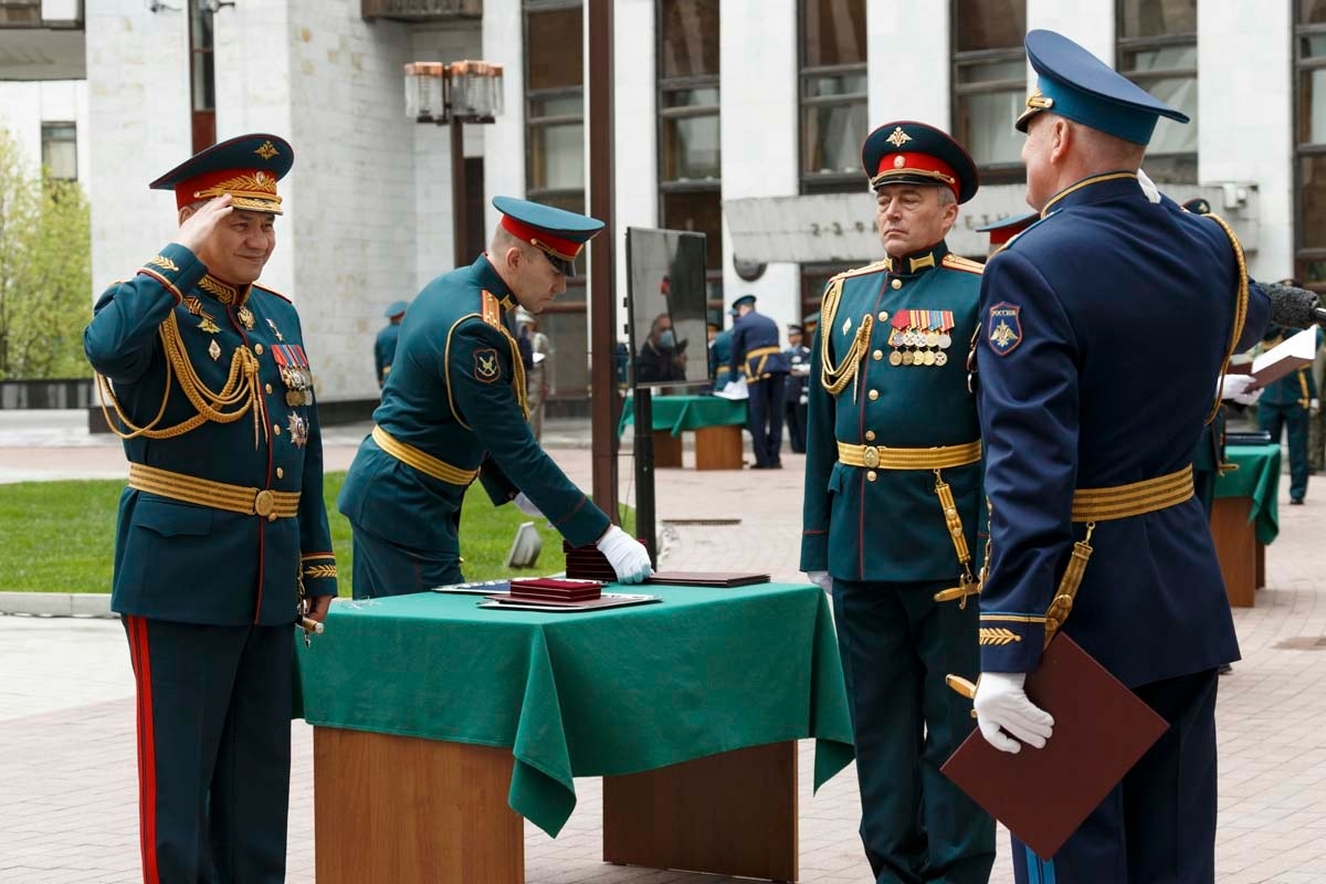Выпускники Военной академии Генштаба получили дипломы из рук Шойгу