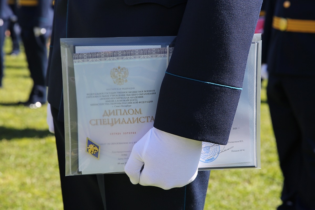 Российское военное руководство вручило дипломы молодым офицерам