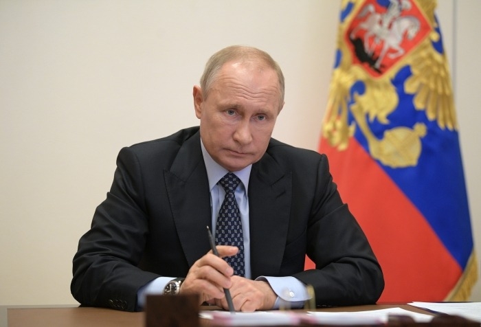 Путин поручил возобновить работу базовых отраслей экономики
