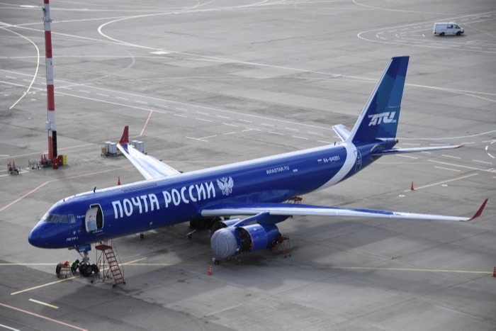 Самолет "Почты России" совершил аварийную посадку в аэропорту Красноярска