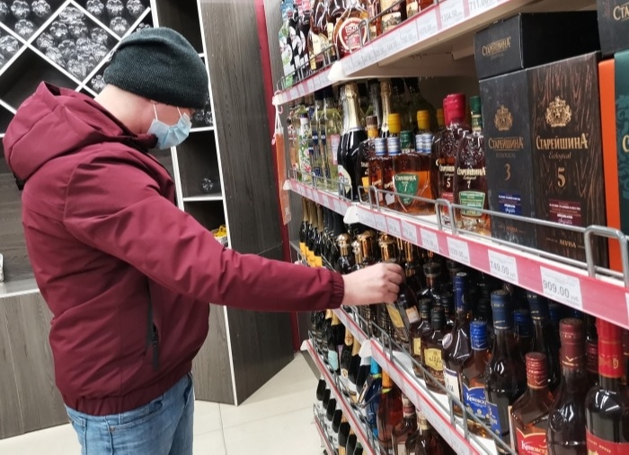 Мурашко: россияне в "самоизоляции" стали чаще умирать от алкоголя