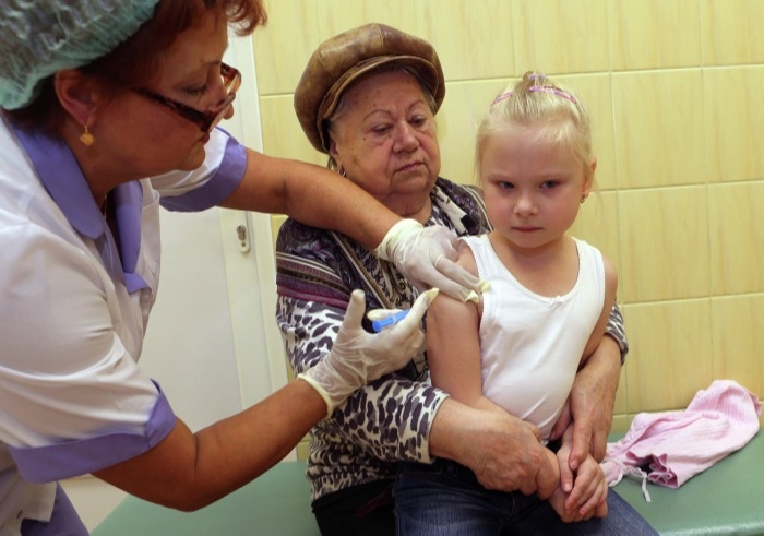 Вакцинацию детей продолжают в Пскове, Новгороде, Калининграде и Заполярье