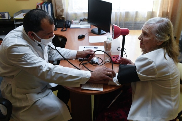 Двух долгожительниц старше 100 лет вылечили в московской больнице от COVID-19