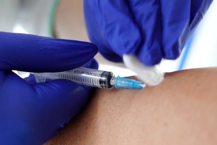 Противокоронавирусная вакцина может появиться в России к осени