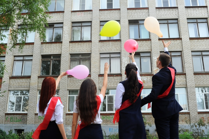 Свердловский губернатор предложил школьникам провести выпускной в режиме онлайн