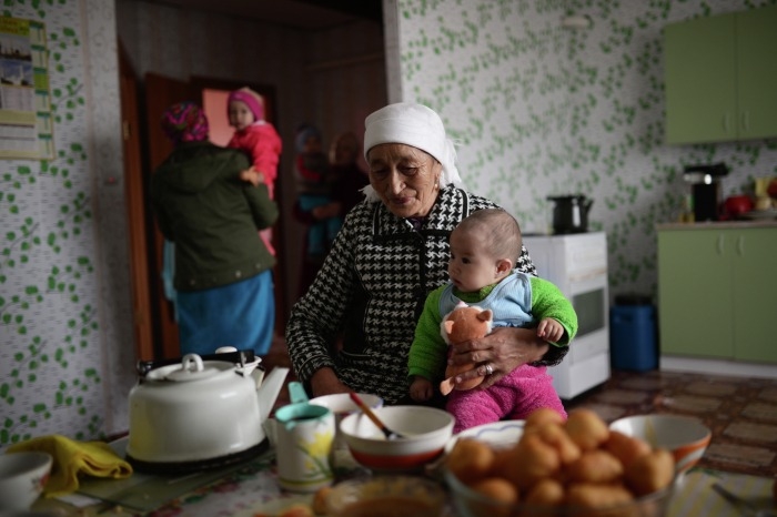 Более 200 одиноких пожилых людей в Якутии устроят в приемные семьи