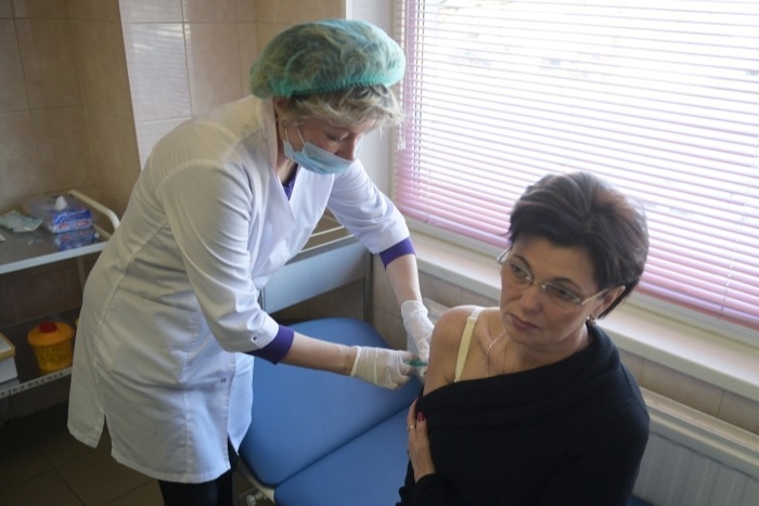 Массовая вакцинация от коронавируса может начаться в РФ осенью