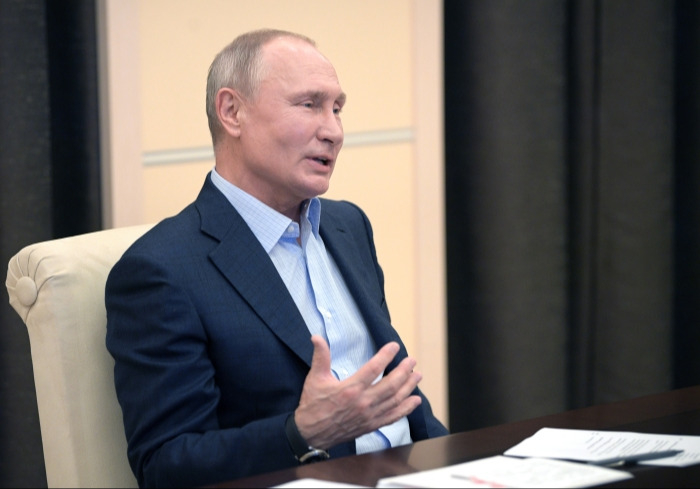 Путин поддержал намерение главы ХМАО Комаровой баллотироваться на новый срок