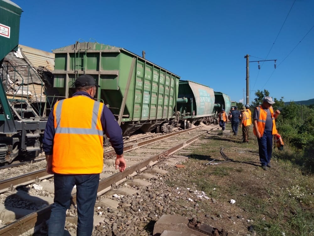 Два поезда столкнулись в Чечне: с рельсов сошли локомотив и 6 вагонов