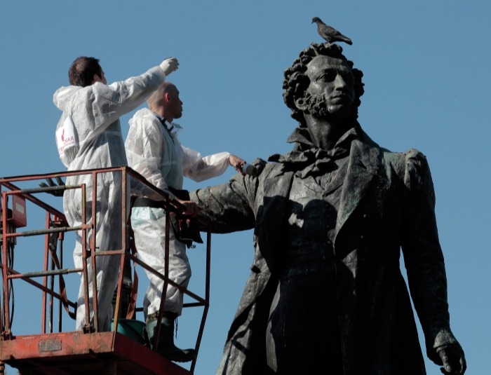 Голуби в период карантина стали меньше пачкать памятник Пушкину на площади Искусств